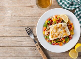 Тушеная треска с овощами на сковороде