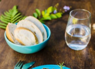 Свинина с солеными огурцами и подливкой