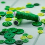 Пришивать пуговицы во сне: к чему это снится?