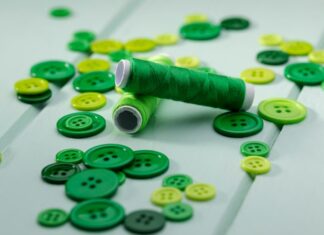 Пришивать пуговицы во сне: к чему это снится?