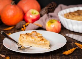 Шарлотка из рисовой муки с яблоками