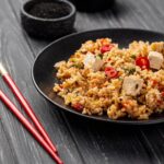 Рис в соевом соусе на сковороде