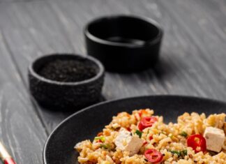 Рис в соевом соусе на сковороде