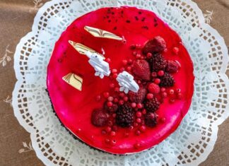 Летний Малиновый Торт в Кофейне