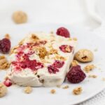 Творожный десерт с печеньем без выпечки