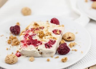 Творожный десерт с печеньем без выпечки