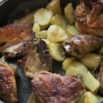 Свиные ребра с картошкой в кастрюле