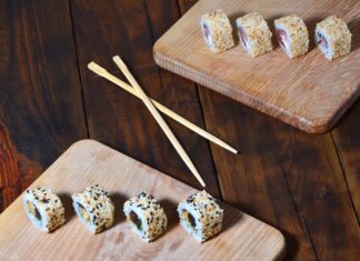 Название треугольных суши в листе нори