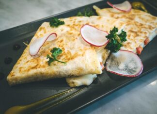 Лаваш с яйцом и сыром: простой рецепт