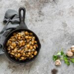 Фарш с луком и грибами на сковороде