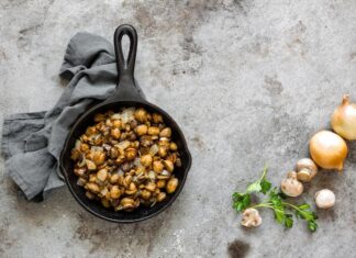 Фарш с луком и грибами на сковороде