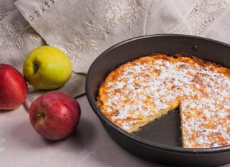 Шарлотка с яблоками и майонезом