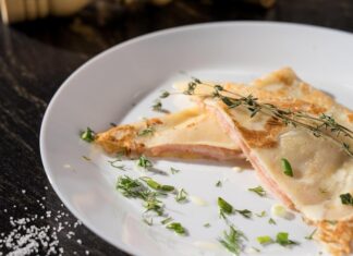 Заливной пирог со свежей рыбой на кефире