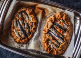 Рыбный пирог с начинкой из консервов