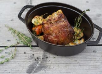 Свинина с черносливом на сковороде