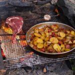 Картофель с мясом в казане на костре