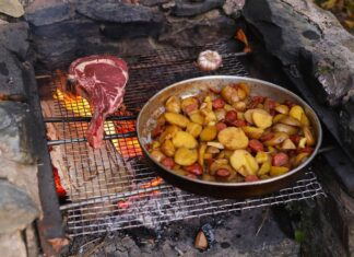 Картофель с мясом в казане на костре