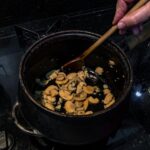 Шампиньоны с соевым соусом на сковороде