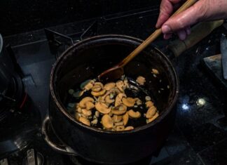 Шампиньоны с соевым соусом на сковороде