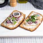 Бутерброды со шпротами и соленым огурцом