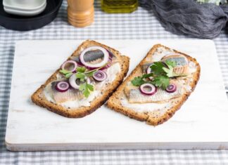 Бутерброды со шпротами и соленым огурцом