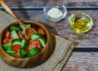 Рыбный салат из консервов в масле