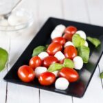 Помидоры с чесноком и сыром: простая и вкусная закуска