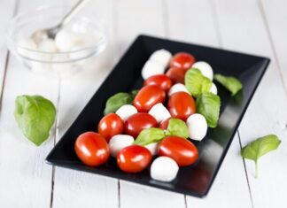 Помидоры с чесноком и сыром: простая и вкусная закуска