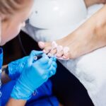 Педикюр с дизайном на большом пальце