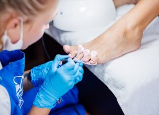 Педикюр с дизайном на большом пальце