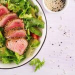 Рецепт салата с консервированным тунцом