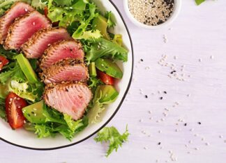 Рецепт салата с консервированным тунцом