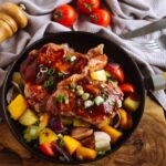 Свинина с помидорами и луком на сковороде