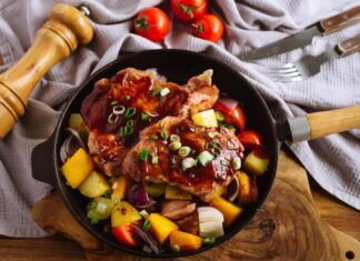 Свинина с помидорами и луком на сковороде