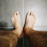 Чешется левая пятка у мужчины: народные приметы и причины