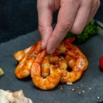 Креветки с чесноком на сковороде