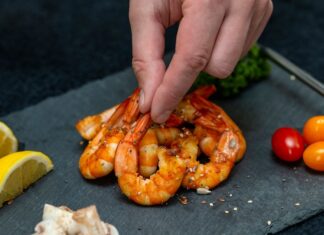 Креветки с чесноком на сковороде