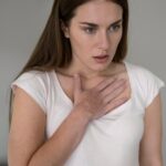 Чешется правая грудь у женщины: причины и последствия