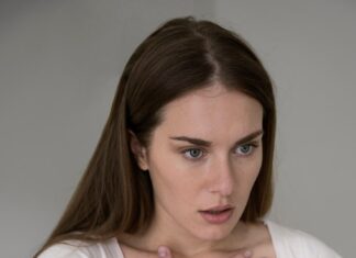 Чешется правая грудь у женщины: причины и последствия