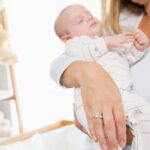 Младенец во сне на руках