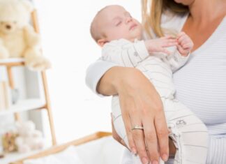 Младенец во сне на руках