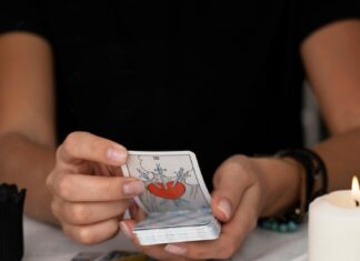 Любит ли он меня: расклад Таро