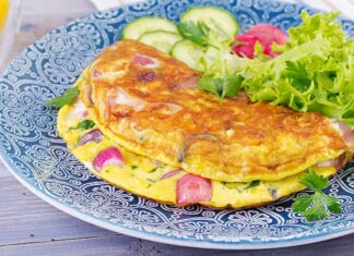 Омлет с колбасой на сковороде: простой рецепт