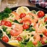 Простой рецепт салата с креветками