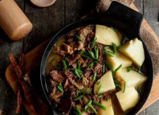 Тушеное мясо со сметаной и луком