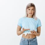 Приметы: почему чешется живот у девушки