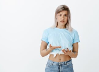 Приметы: почему чешется живот у девушки