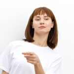 Чешется левый указательный палец: примета или случайность?