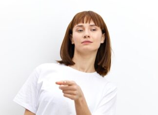 Чешется левый указательный палец: примета или случайность?