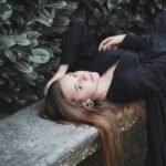 Женщина в черном платье: символ сна